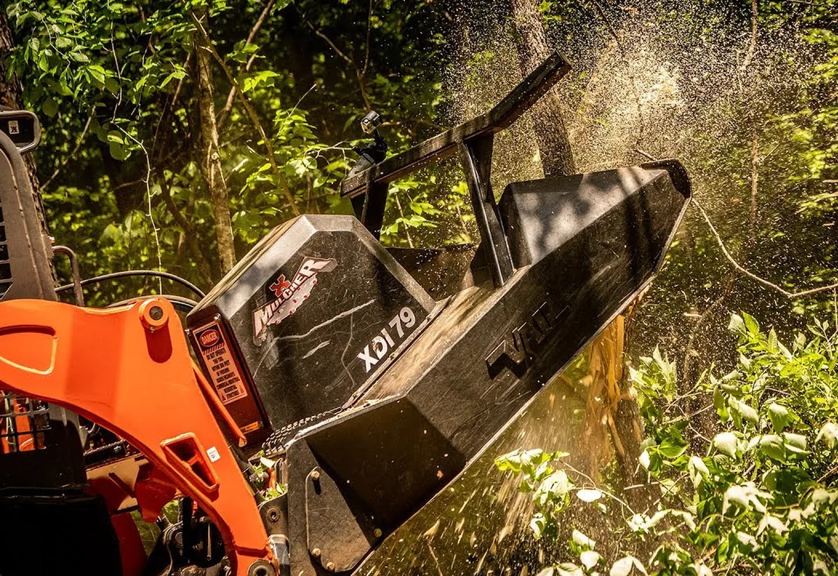 Mulching head grinding brush with chips flying